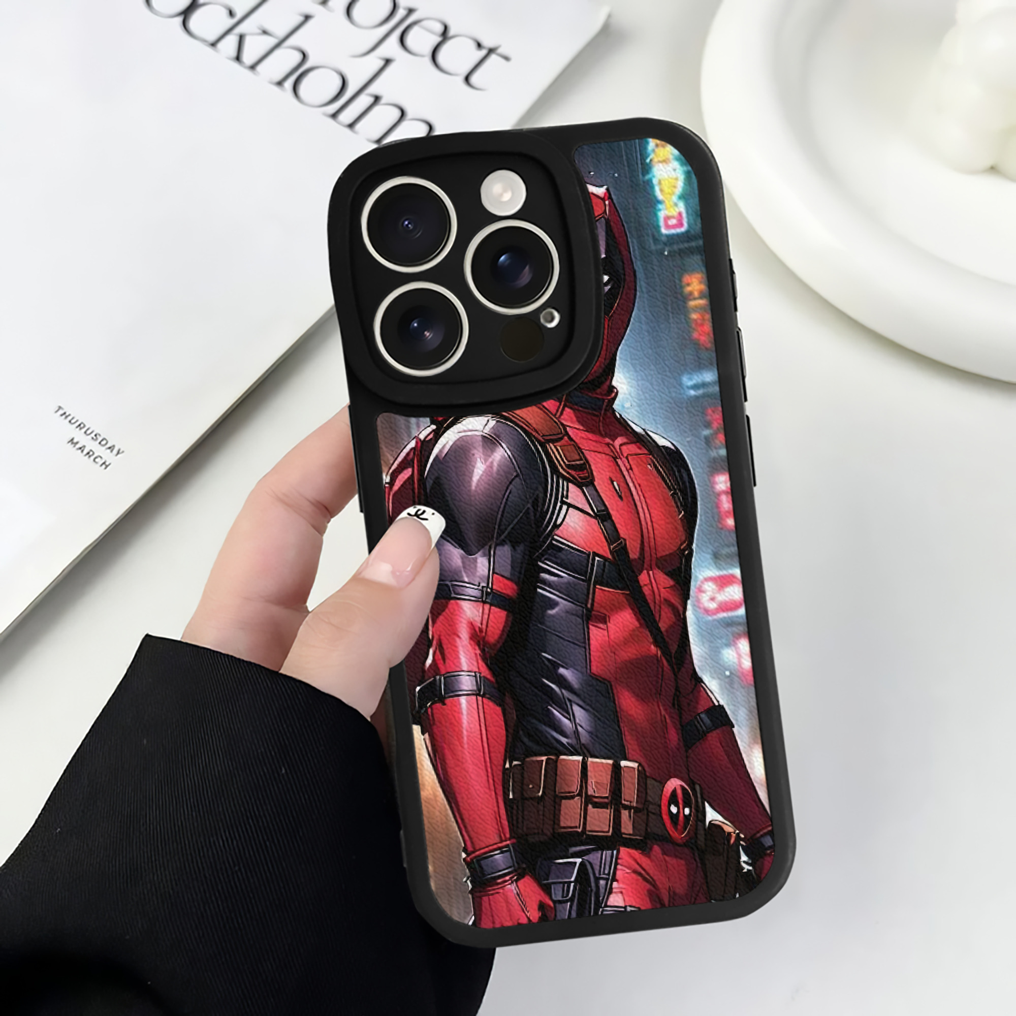 （画像用） Deadpool デッドプール 【iPhone 16シリーズ対応】シリコンスマホケース（レザー調） 材質：シリコン